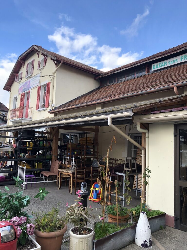 法國Annecy旅遊|5個當地人最常去的私房景點 5 法國Annecy旅遊 法國Annecy景點 二手商店 古著店