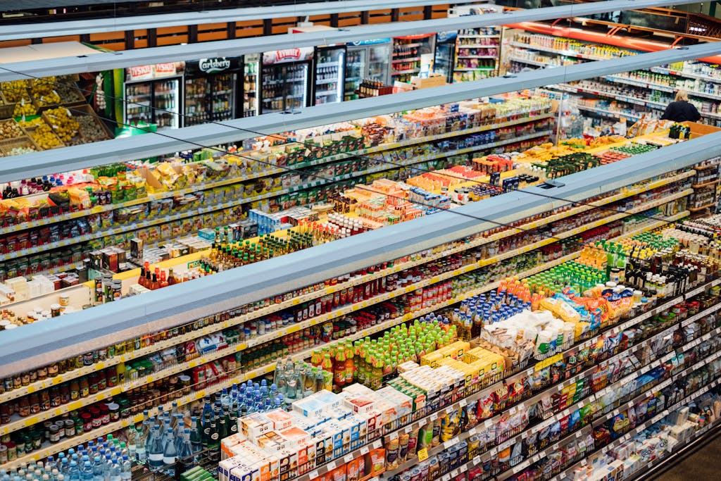 12間法國超市大評比!哪間最便宜?最推薦哪一間? 11 Explore the colorful, fully-stocked shelves of a bustling supermarket from above.
