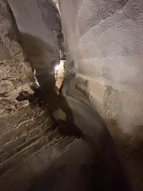 法國里昂附近景點|法國Les Grottes de La Balme天然神秘洞穴,帶你一探究竟! 15 法國Les Grottes de La Balme 法國天然神秘洞穴 法國里昂附近景點 狹窄通道