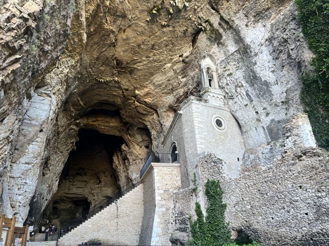 法國里昂附近景點|法國Les Grottes de La Balme天然神秘洞穴,帶你一探究竟! 8 法國Les Grottes de La Balme 法國天然神秘洞穴 法國里昂附近景點 雙層教堂